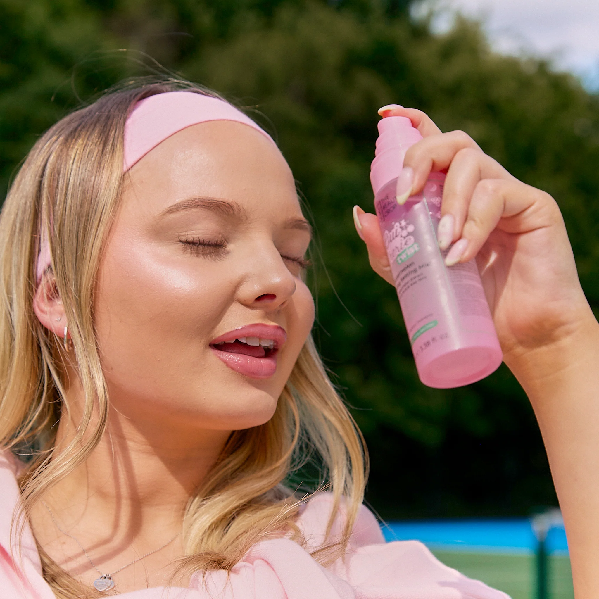 The Ultimate 25-Piece Summer Beauty Bag - Image 2